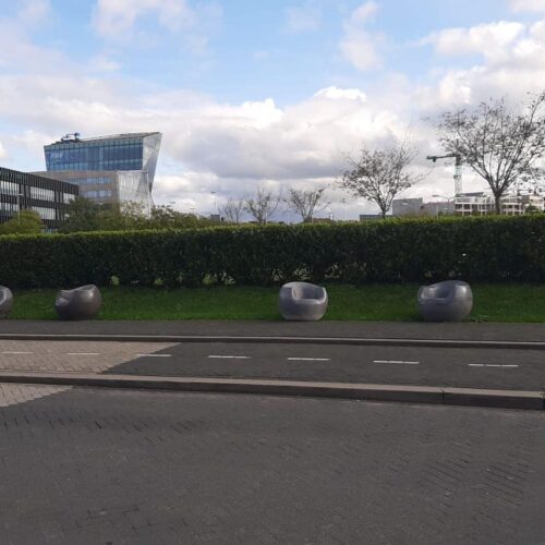 Betonnen zitelementen en tafel Stool 37 Park- straatmeubilair op zijn mooist. Onze Stool-lijn. Hier afgebeeld 4 parkstoelen in antraciet
